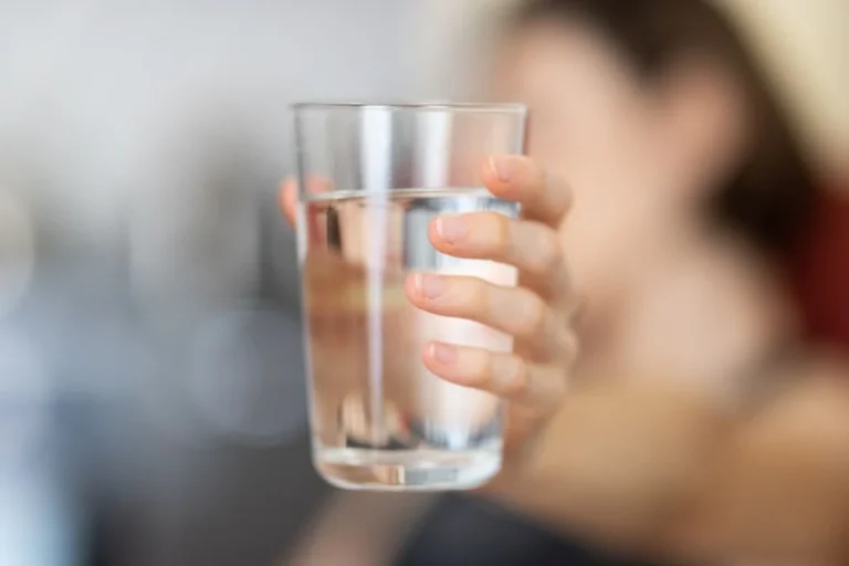 Вода за обідом може зіграти злий жарт: що показало нове дослідження