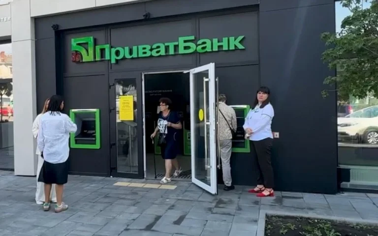 До 500 тисяч гривень на місяць: ПриватБанк змінив валютні ліміти